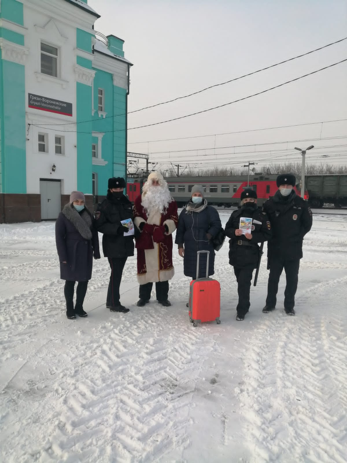 Всероссийская акция «Полицейский Дед Мороз» прошла в Грязях | 22.12.2021 |  Грязи - БезФормата